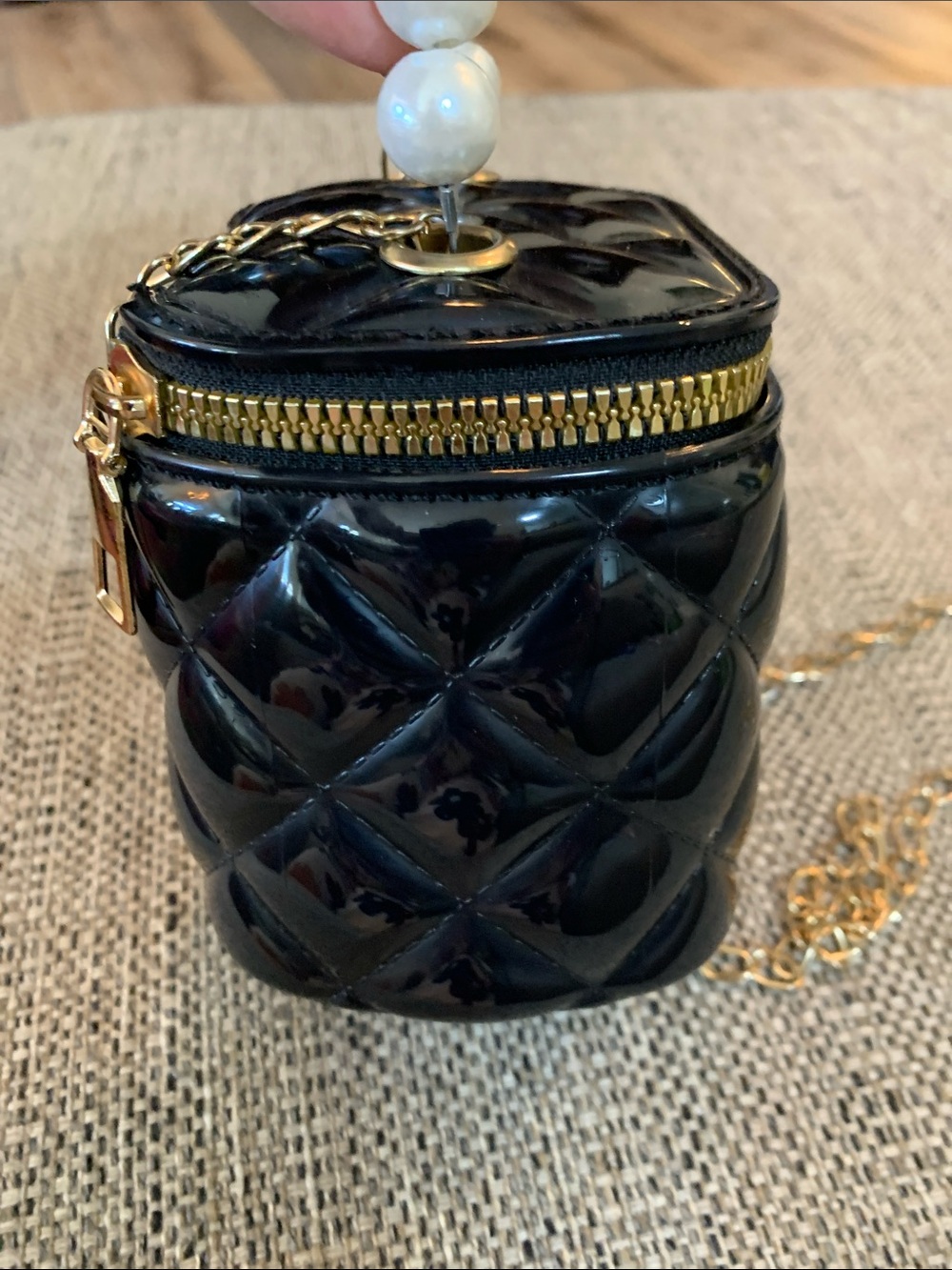 Black quilted mini jelly handbag crossbody featuring a faux-pearl top handle - Picture 6 of 8